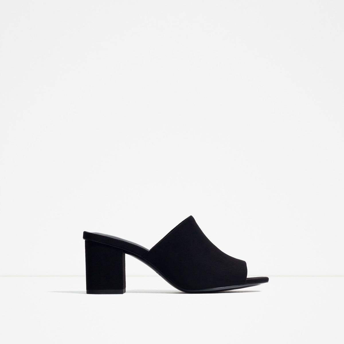 Mules para el verano, en color negro de Zara (25,95€)