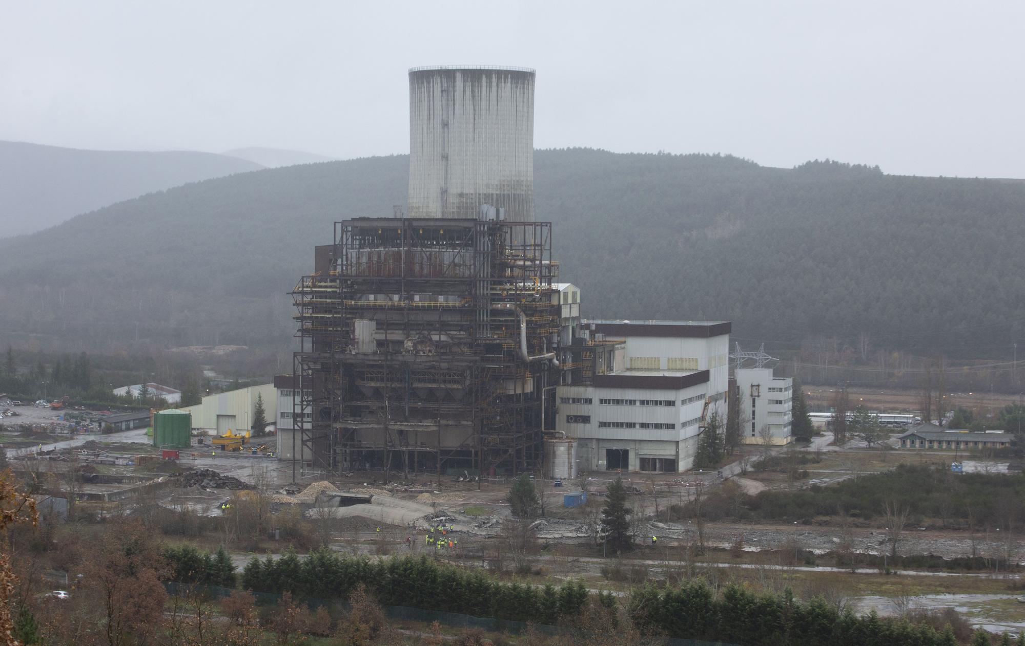 Así fue la voladura de la chimenea de la central térmica de Anllares (Páramo del Sil, León)