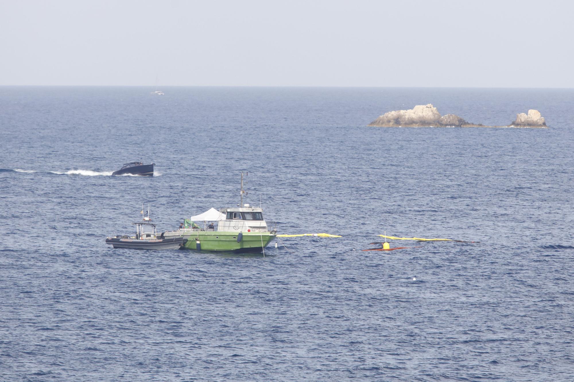 Labores de reflotamiento del yate hundido en Ibiza