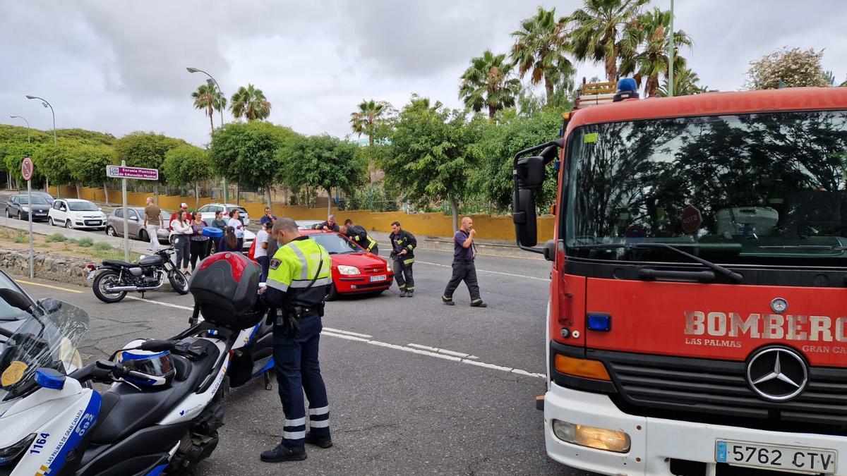 Los bomberos durante el servicio para rescatar al niño de 2 años atrapado en un coche.