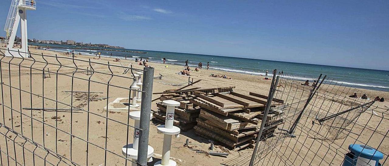 Fase 2 en Alicante: Playas abiertas a los bañistas con vallas, maquinaria sobre la arena y pasarelas apiladas