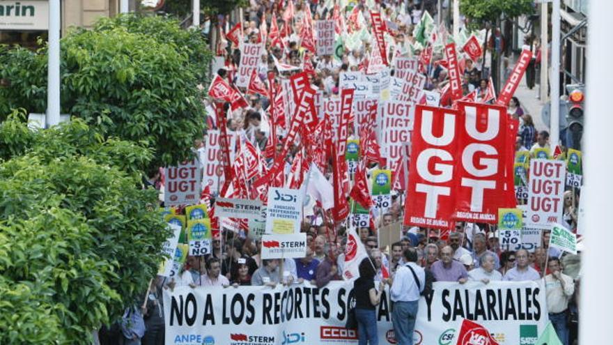 Varios miles de personas se manifiestan en Murcia contra los recortes