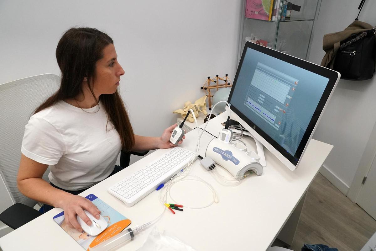 Elena Molina, fisioterapeuta de Carmen, prepara la aplicación informática para empezar con el 'biofeedback'.