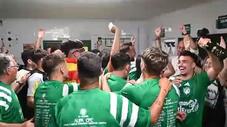 Vídeo | El Cacereño celebra en el vestuario la victoria con el presidente del club