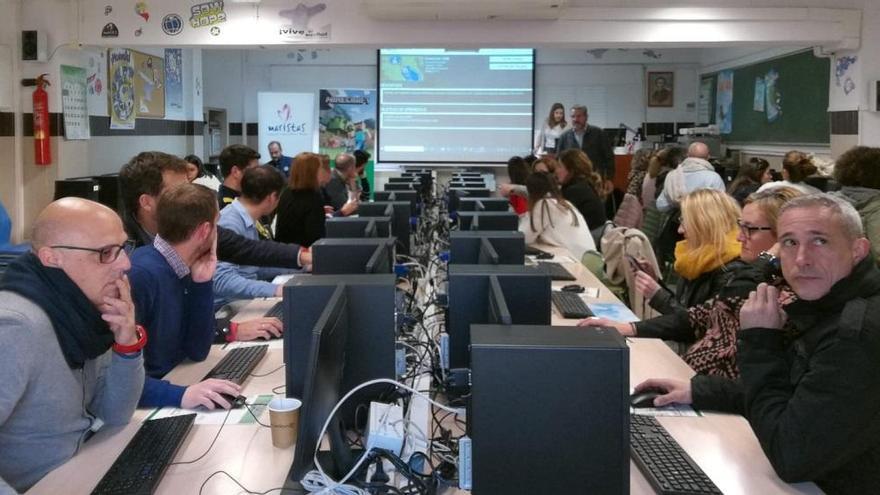 Los docentes durante una de las actividades con Minecraft.