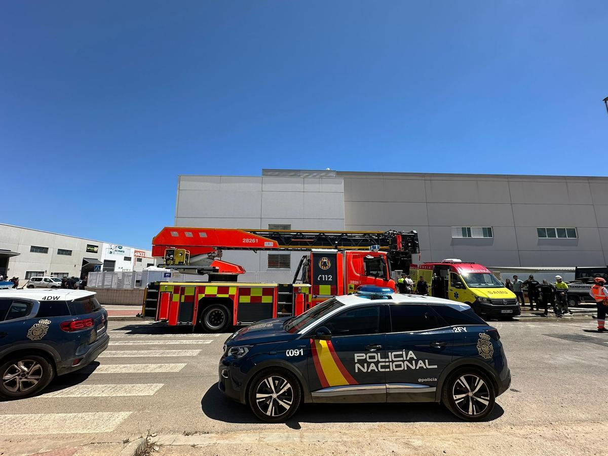 Bomberos ante la nave industrial donde se ha producido el accidente.