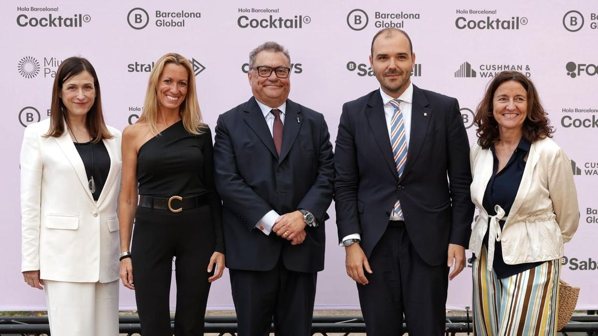 Hola BCN Cocktail: de izquierda a derecha Carolina Martinoli, presidenta y CEO de Vueling; Maria Eugènia Gay, segunda teniente a Alcaldía de l’Ajuntament de Barcelona; Ramon Agenjo, presidente de Barcelona Global; Albert Dalmau, Conseller de Presidència de la Generalitat; y Mercè Conesa, Directora General de Barcelona Global.