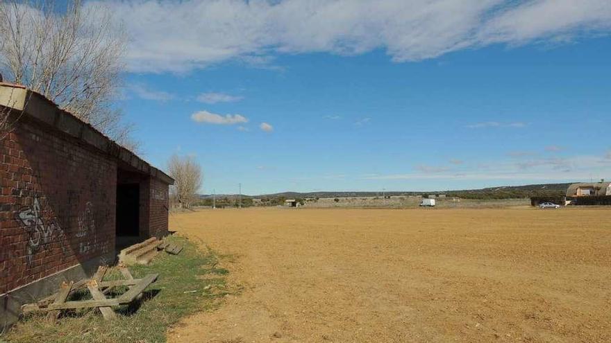 Vestuarios del campo de fútbol de Quiruelas, en la superficie donde se desarrolla un parque multifuncional.