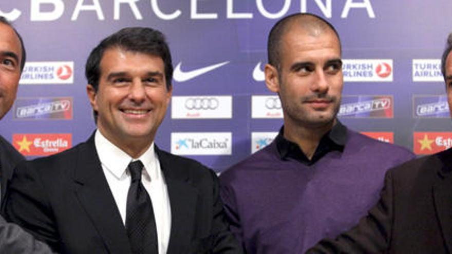 Guardiola junto a Laporta, el vicepresidente deportivo Rafael Yuste, y el secretario técnico Txiqui Beguiristain