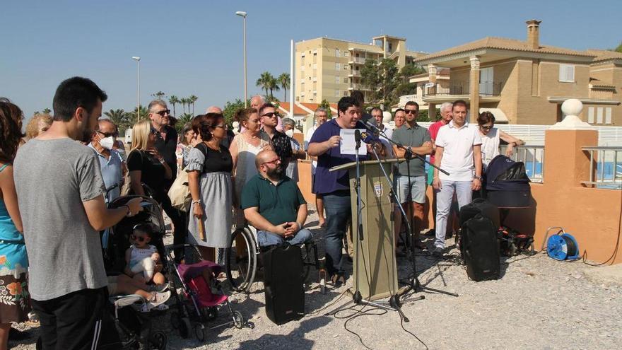 Nules desafía a Costas y acabará de instalar la pasarela paralizada en la playa de les Marines