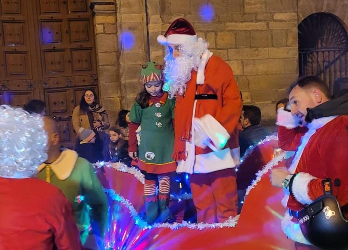 Papanoelada motera y solidaria en Cangas del Narcea
