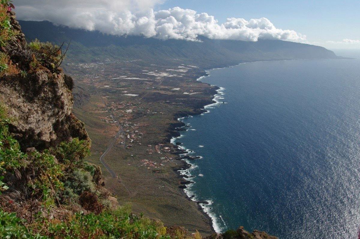 Rescaten una embarcació amb 82 migrants en aigües pròximes a El Hierro