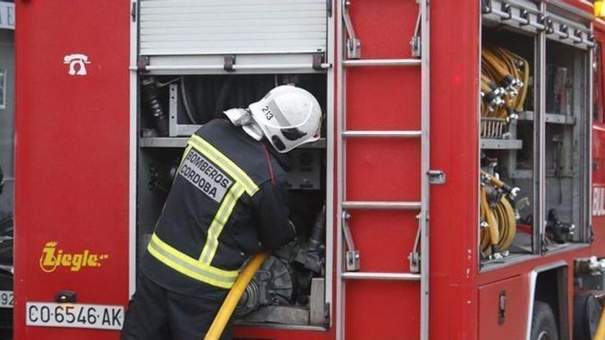 Efectivos de los bomberos, durante una intervención en una imagen de archivo.