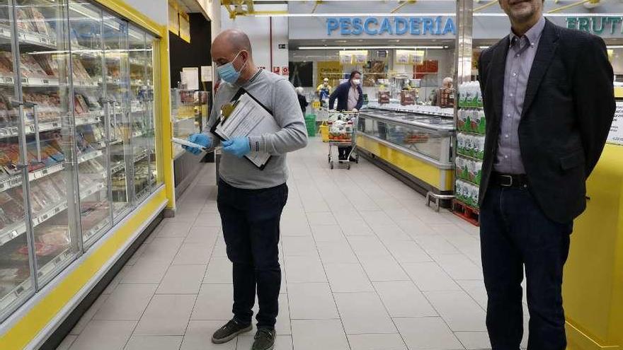 A la izquierda, el inspector de Seguridad Alimentaria Carlos Vázquez y, a la izquierda, José Ignacio Altolaguirre, ayer, en un supermercado en Avilés.