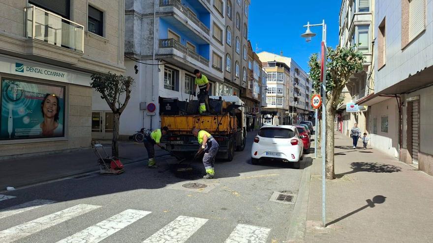 El gobierno bachea, limpia aceras y zona deportiva coincidiendo con festivo local