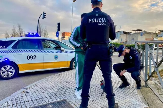 La Policía Local informa a conductores de patinetes eléctricos sobre la nueva normativa estatal