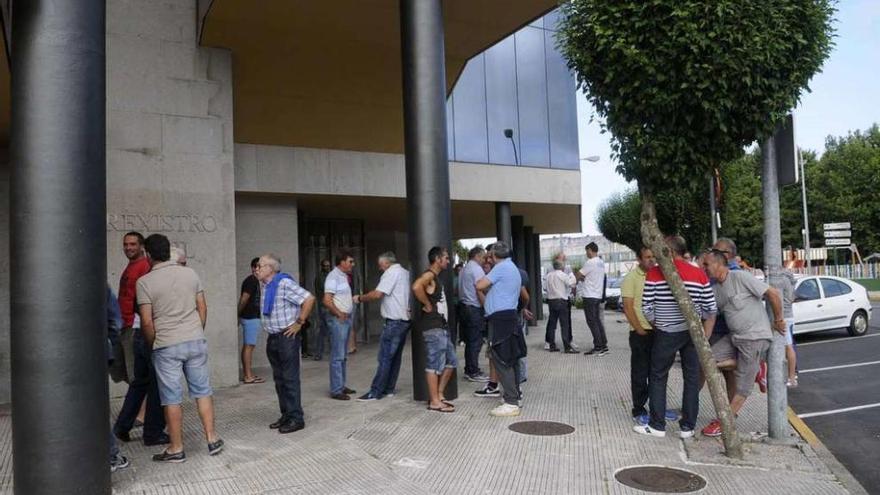 Numerosos bateeiros isleños se dieron cita a media mañana frente a los juzgados de Vilagarcía. // Noé Parga