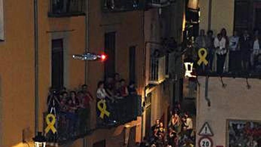 El dron amb un llum vermell encès damunt la gernació, dijous a la nit