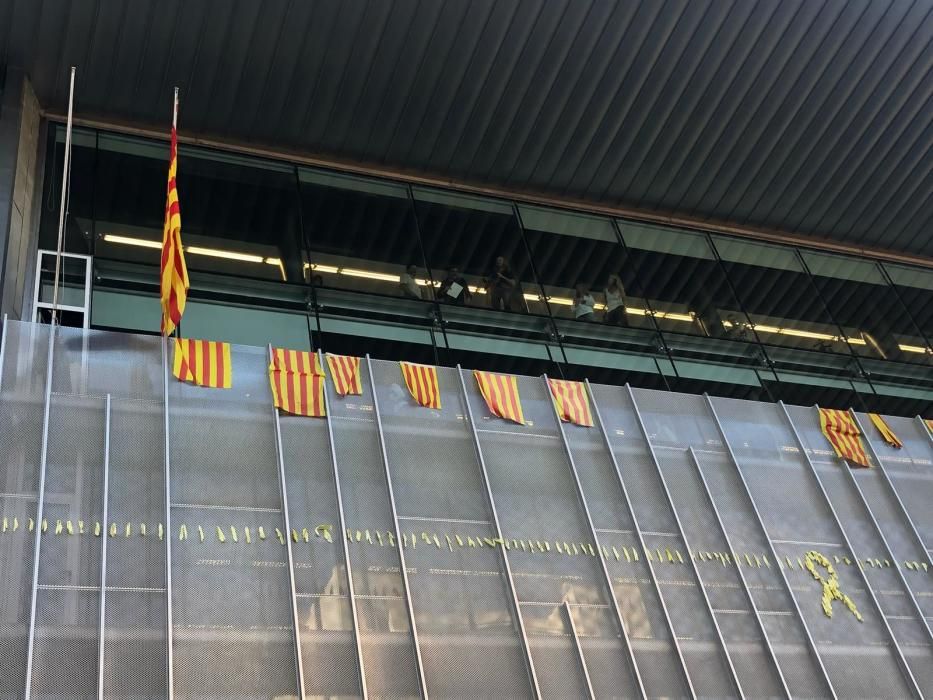 Els CDR retiren la bandera espanyola de la seu de la Generalitat a Girona