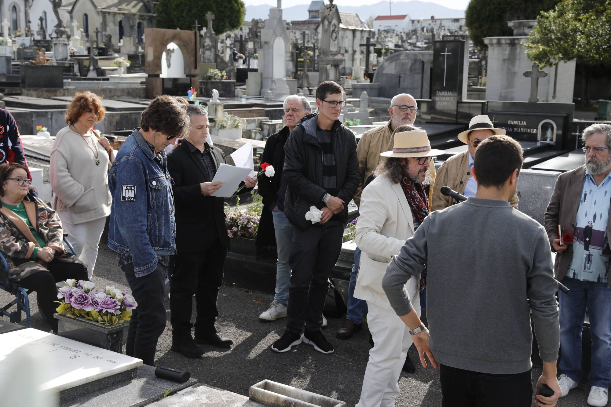 Versos con flores para Ángel González