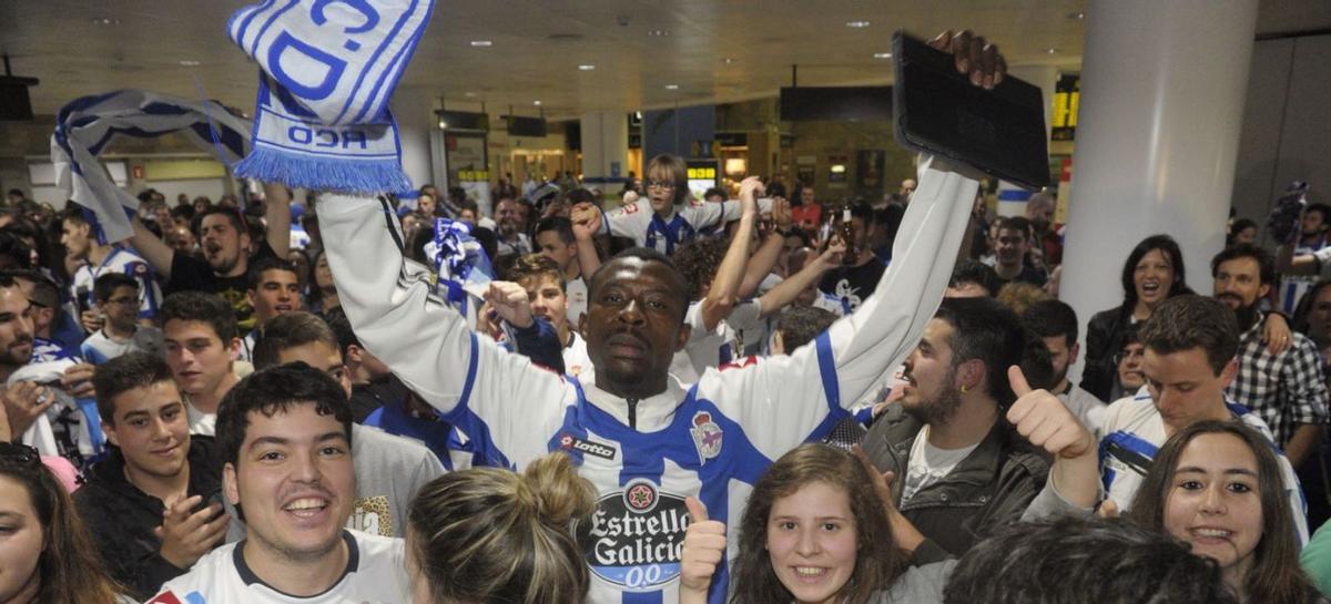 Aficionados del Deportivo esperan al equipo aquella madrugada en Alvedro. |  Carlos Pardellas