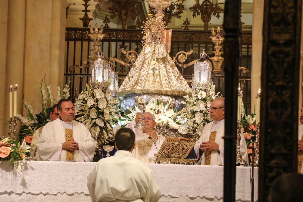 Los Armaos guían en Orihuela a la Virgen de Monserrate