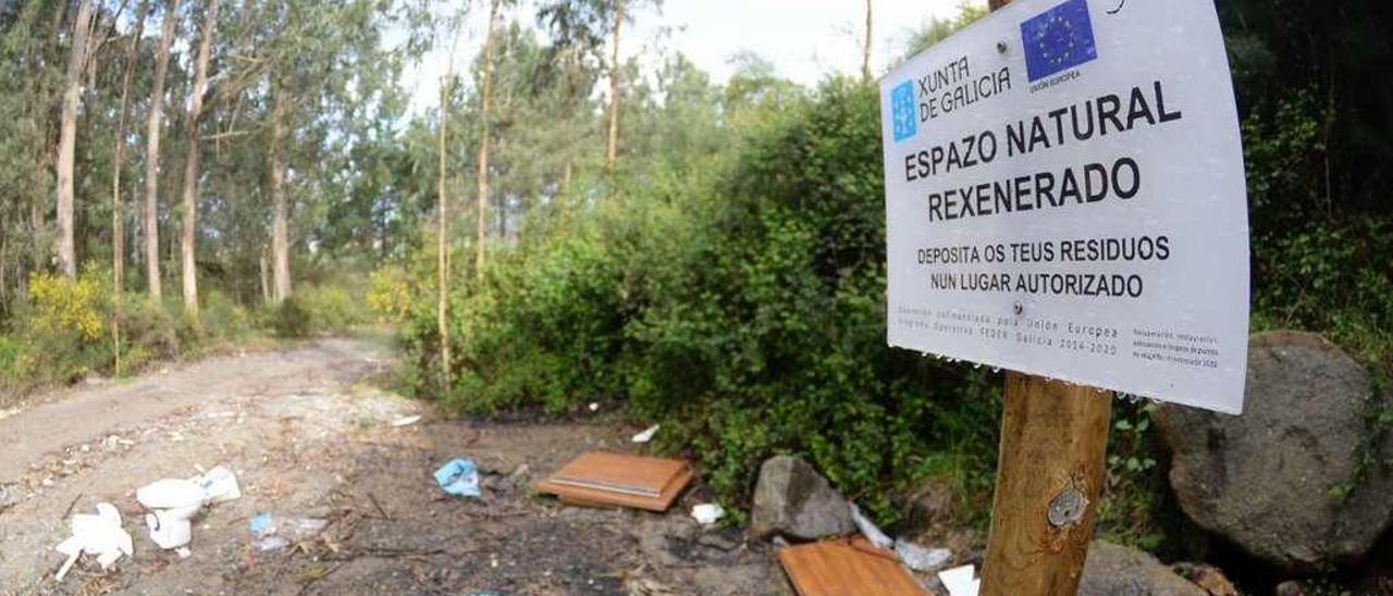 Uno de los múltiples vertidos ilegales en los montes de Vilagarcía. // Noé Parga