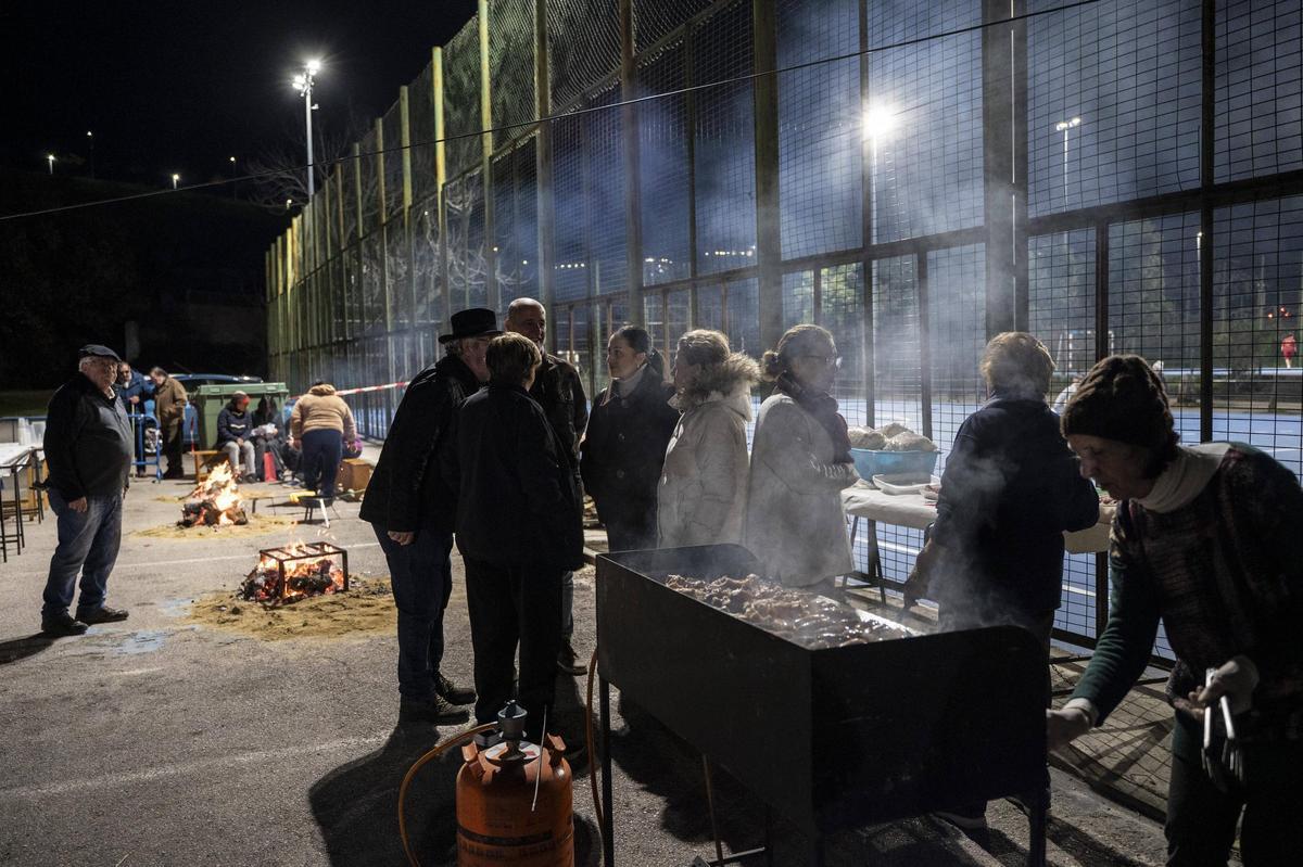 FOTOGALERÍA | Convivencia y migas en la barriada de San Francisco de Cáceres