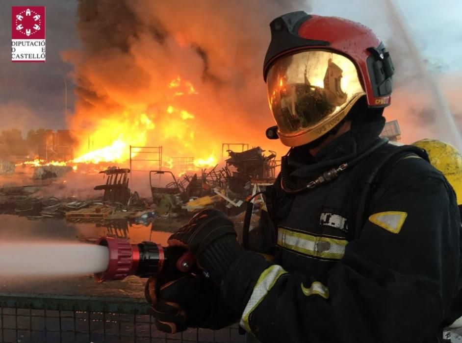 Incendio industrial en una nave de palés en Betxí