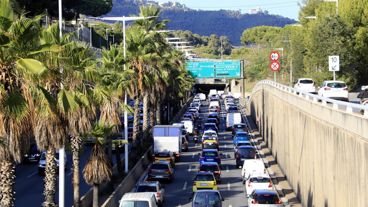 Trànsit dens a la Ronda de Dalt, a l&#039;altura de Pedralbes, direcció Besòs, en l&#039;operació sortida del pont del 12 d&#039;octubre