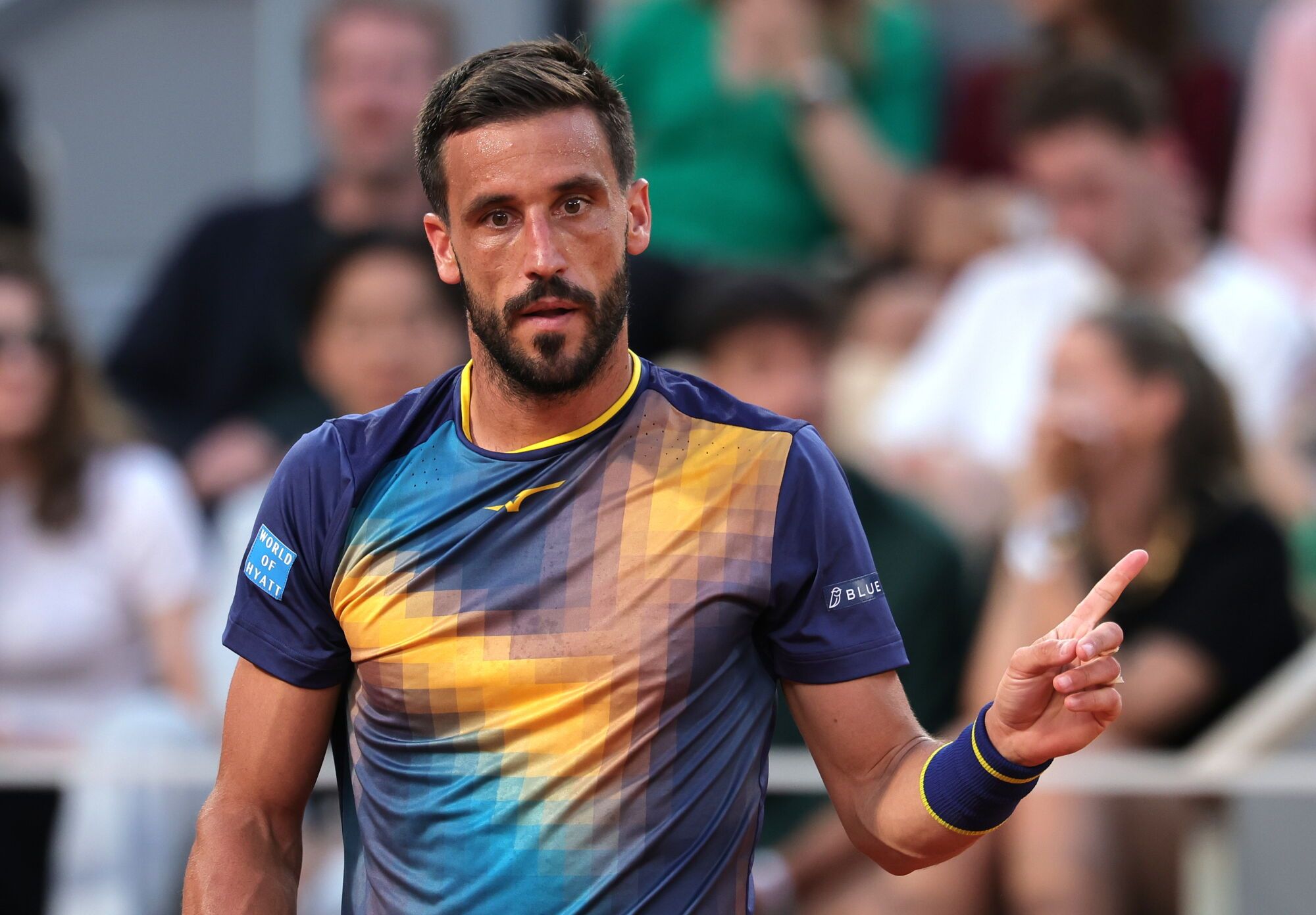 PARIS (France), 30/05/2025.- Damir Dzumhur of Bosnia and Herzegovina in action during his Men's 3rd round match against Carlos Alcaraz of Spain at the French Open Grand Slam tennis tournament at Roland Garros in Paris, France, 30 May 2025. (Tenis, Abierto, Bosnia-Herzegovina, Francia, España) EFE/EPA/TERESA SUAREZ