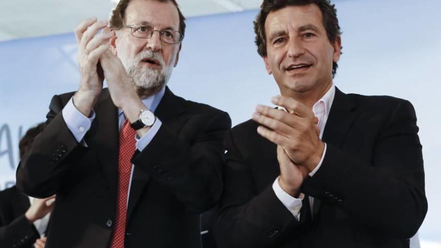 Mariano Rajoy, junto a Biel Company, mientras son aclamados por las bases del PP.