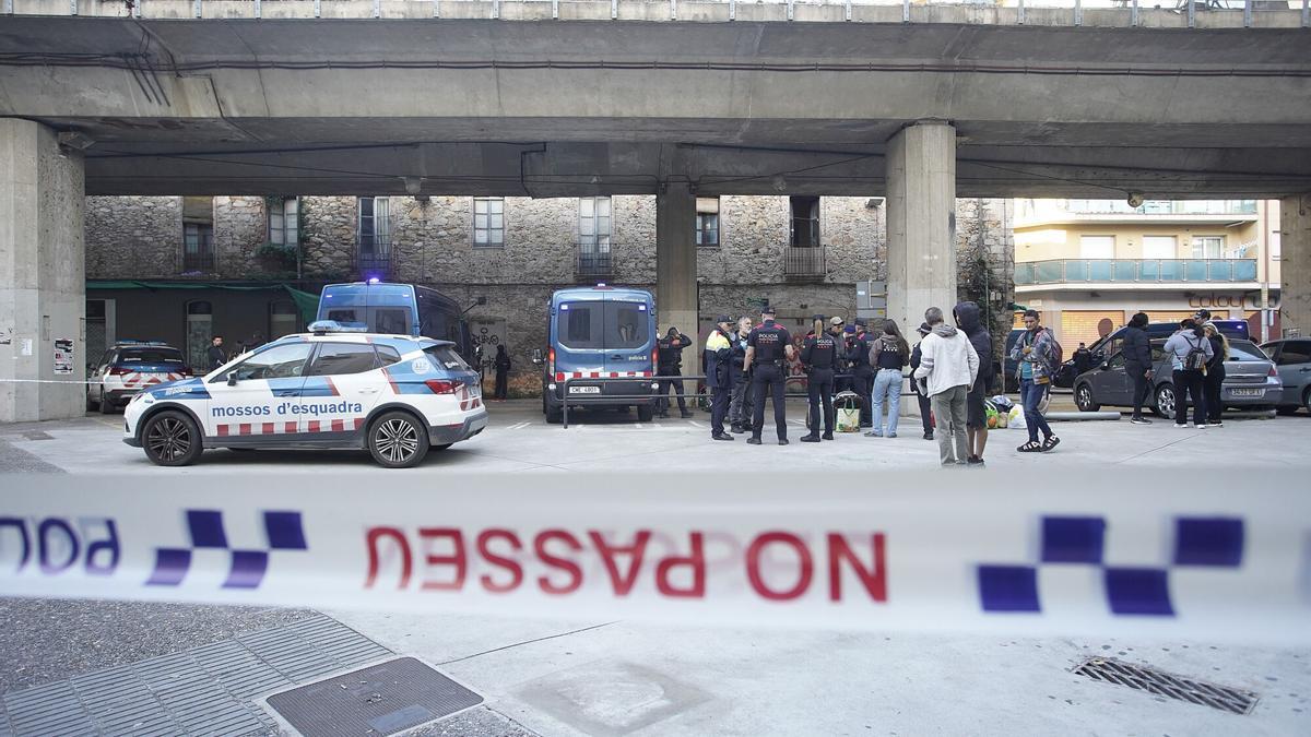 El dia del desallotjament de l'edifici del carrer Tomàs Mieres de Girona.