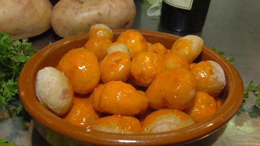 Imagen de un plato de papas con mojo.