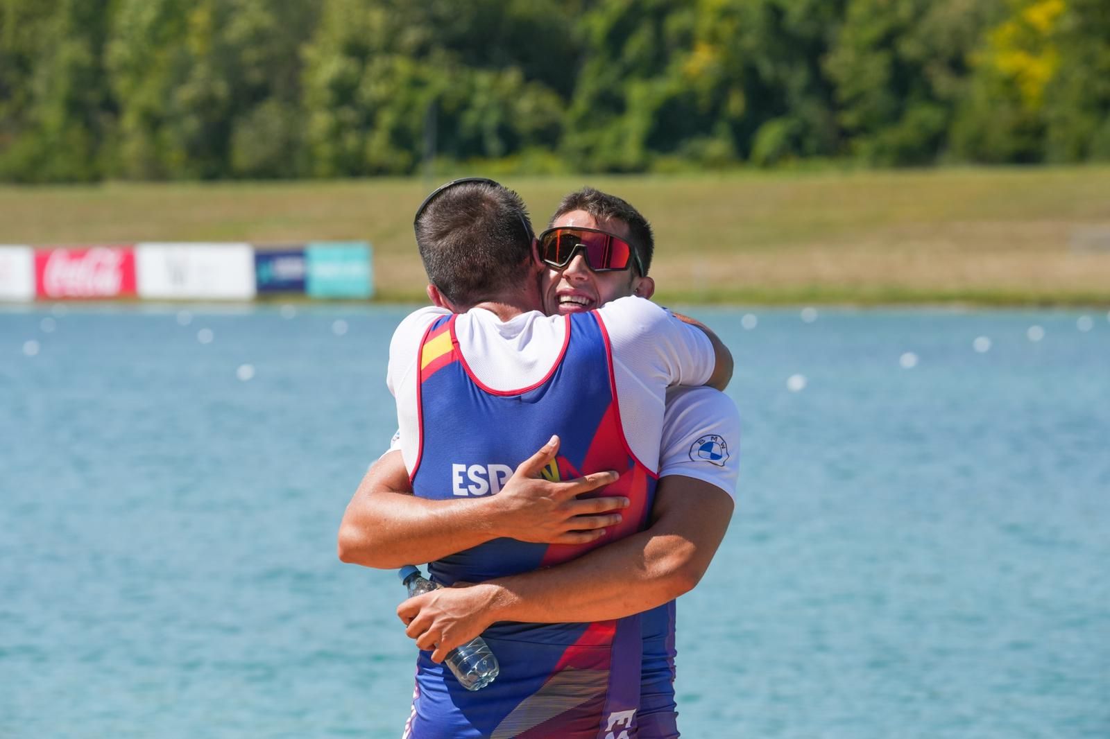 Rodrigo Conde y Aleix García se abrazan tras su medalla de plata en Munich.