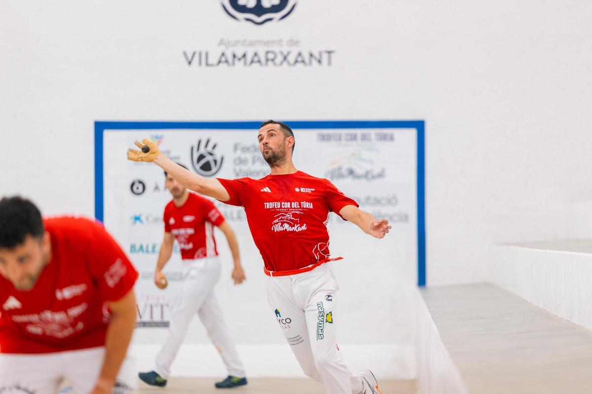 Pere la juga de volea en la final.