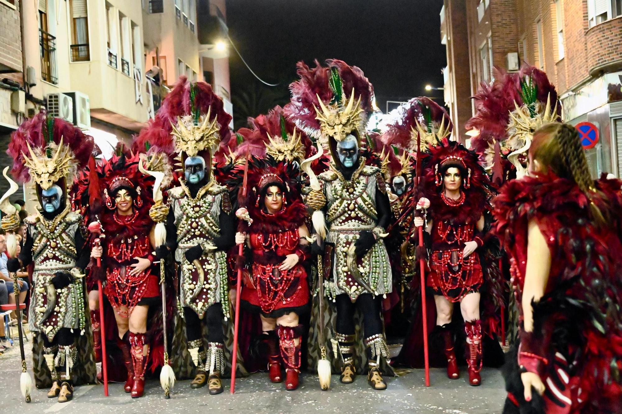 Dragones de San Jorge corona una Entrada Cristiana en Crevillent con un boato de 1.300 participantes