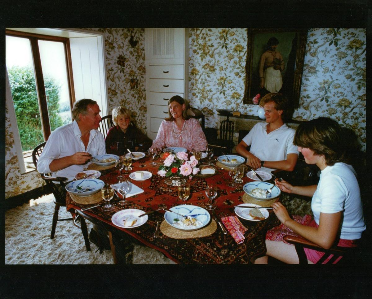 La familia Cornwell, sentada a la mesa en su casa de Cornualles