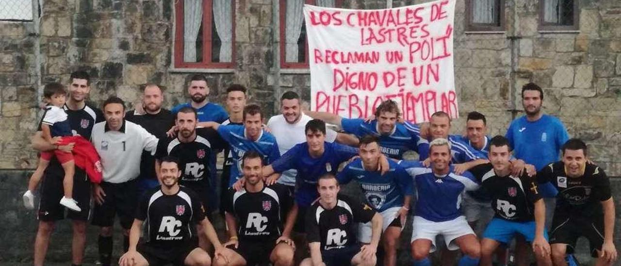 Miembros del equipo ganador Rancho Chico de Lastres (de negro) junto a los jugadores de La Barbería de Oviedo, en la pista de Lastres.