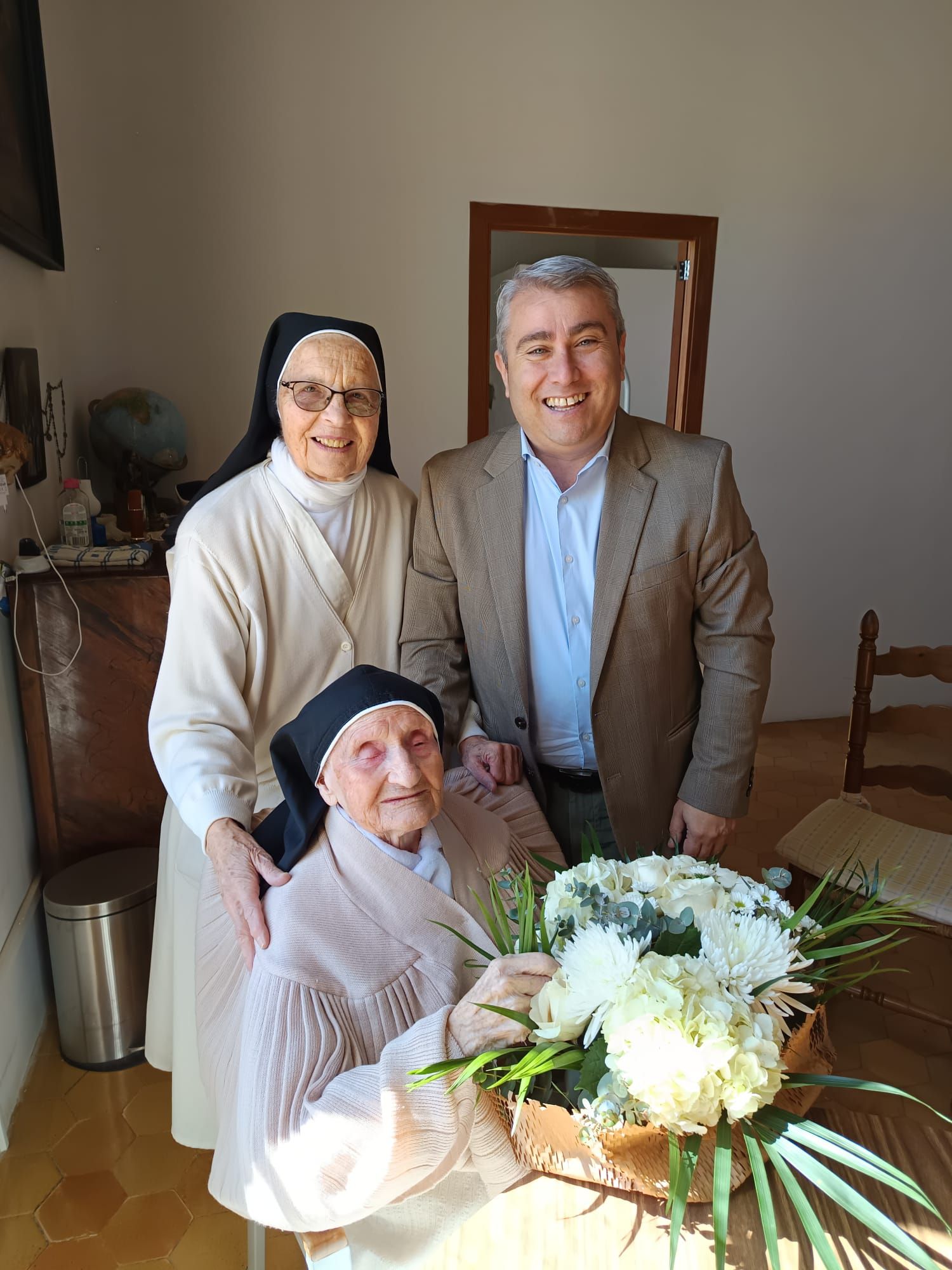 El alcalde Virgilio Moreno visitó a Sor Assumpció, sentada, este domingo.