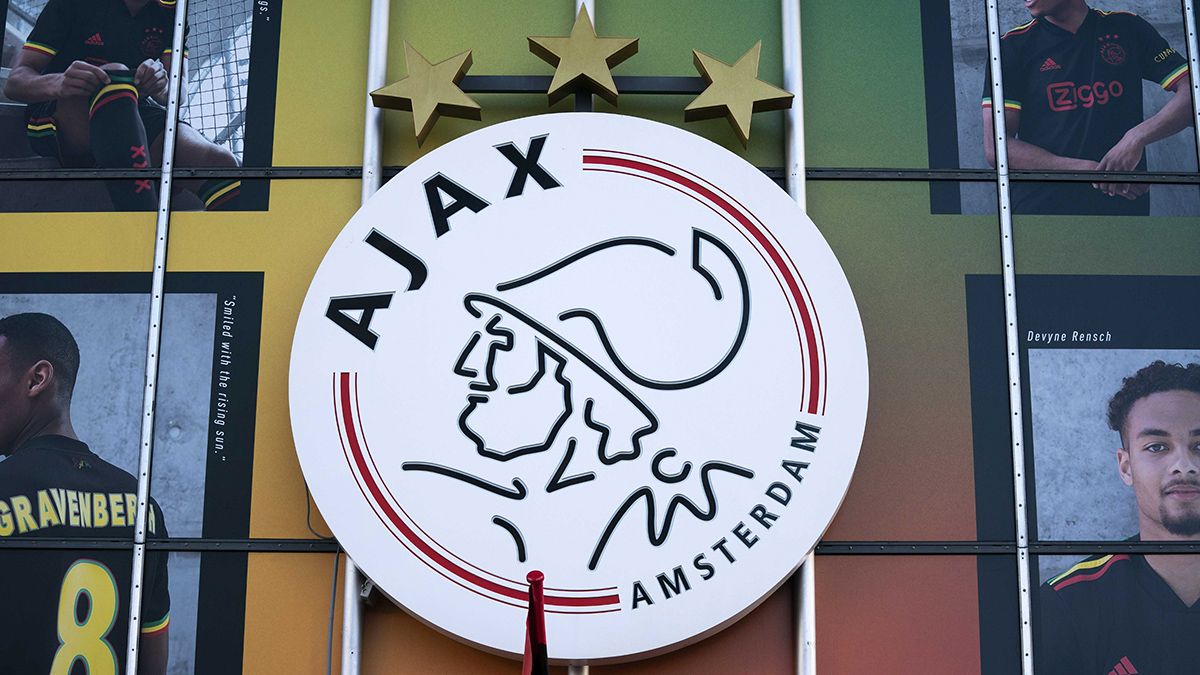 El Ajax prescinde de Overmars por &quot;mensajes inapropiados&quot; a sus compañeras de trabajo