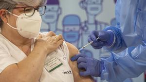 Imma Fornells, auxiliar de geriatría del centro La Creu de Palau, es la primera trabajadora en recibir la vacuna diseñada por Pfizer y BioNtech en la provincia de Girona.