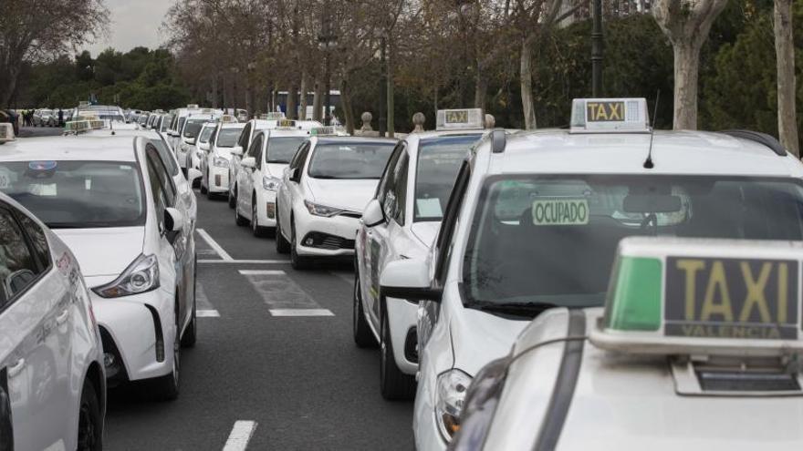 Huelga de taxis contra Cabify y Uber.