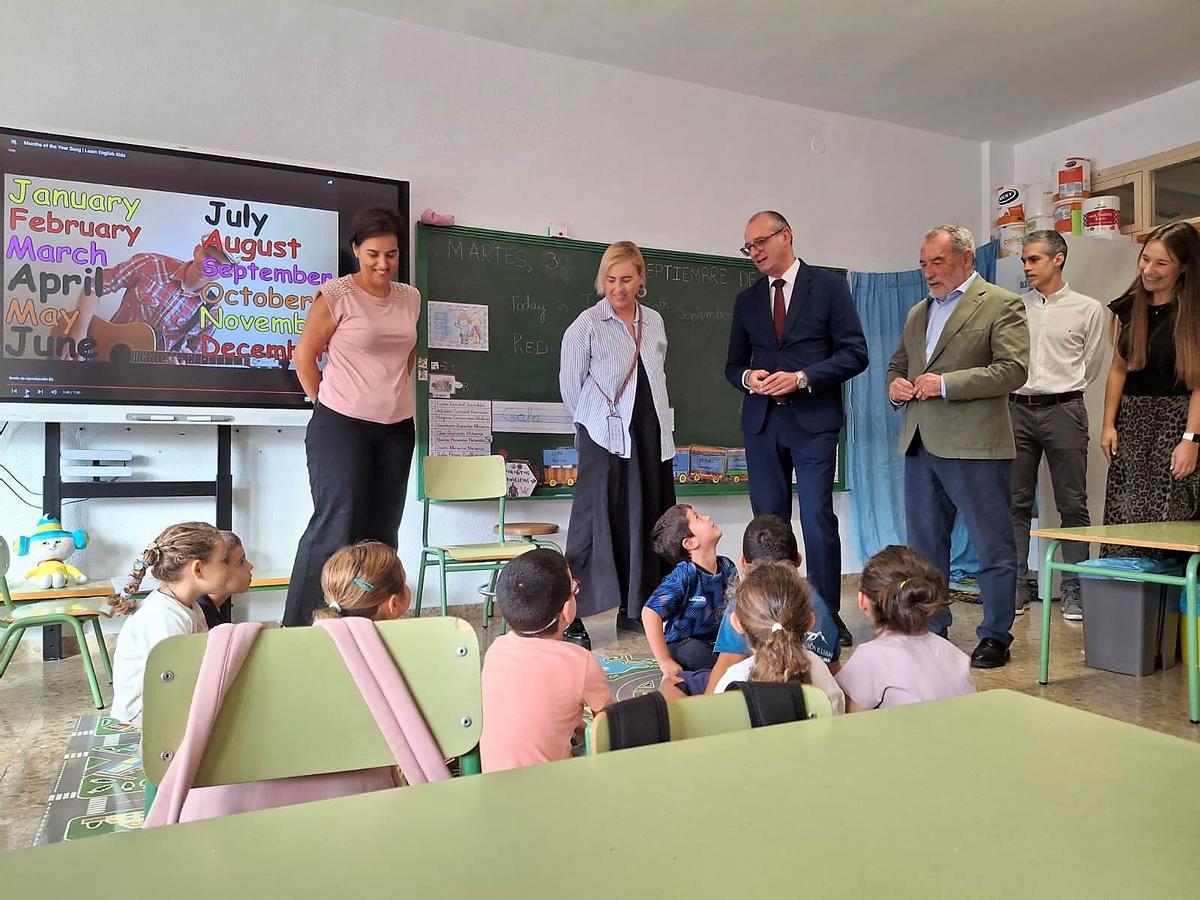 El consejero Víctor Marín, durante su visita al colegio de Ricote.