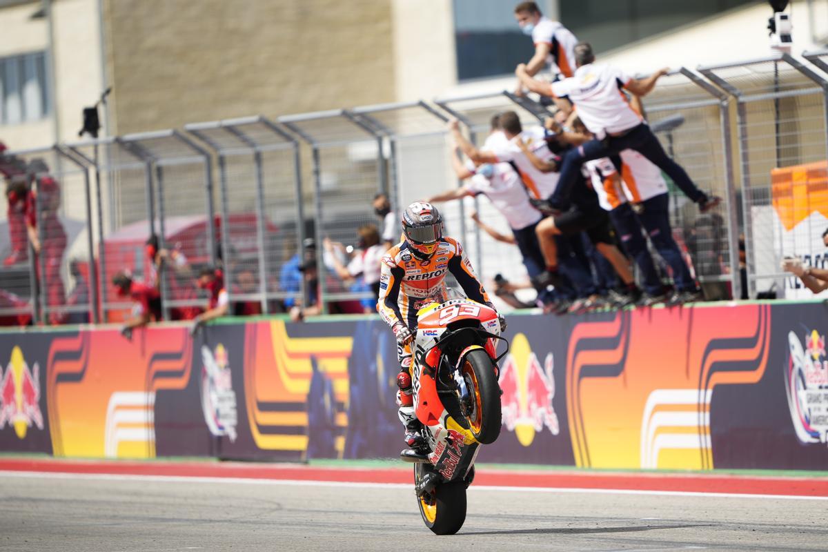 Marc Márquez (Honda) cruza la meta a una rueda y su equipo le recibe eufórico encaramado al muro de Austin.