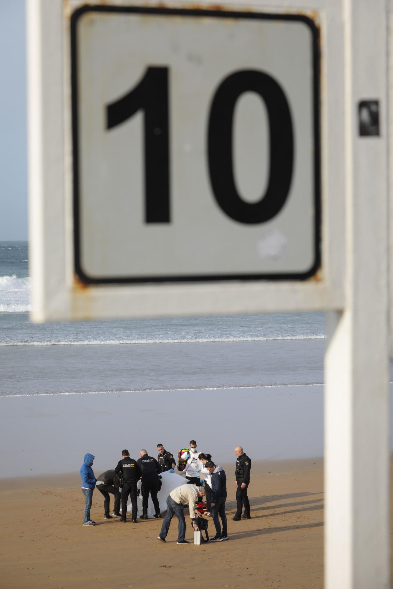 Hallan en Gijón el cadáver de un hombre flotando en el mar