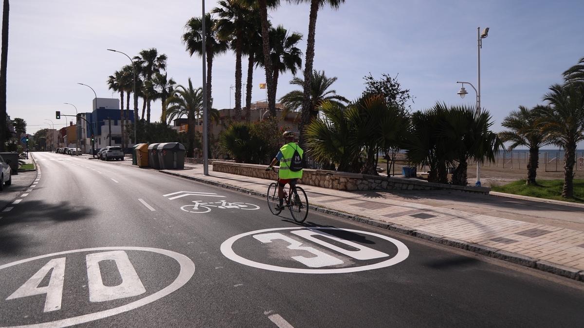 Un ciclista hace uso del carril preferente para las bicicletas en Málaga