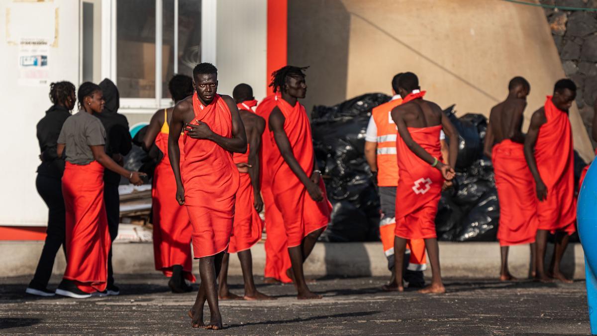 Migrantes llegados en cayuco en el puerto de La Restinga