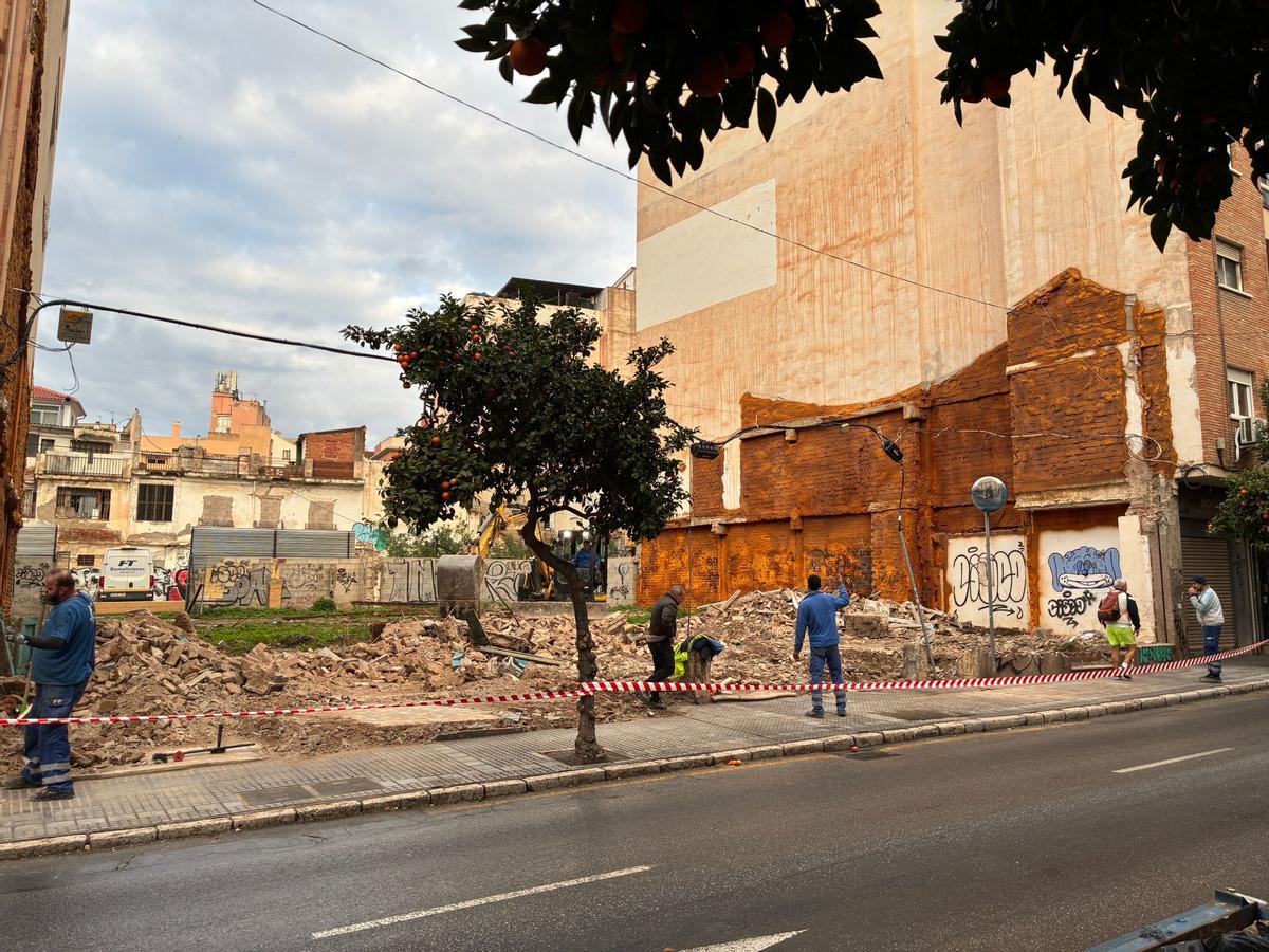 Las máquinas excavadoras trabajan este miércoles en la demolición del muro perimetral de los solares de la calle Victoria.