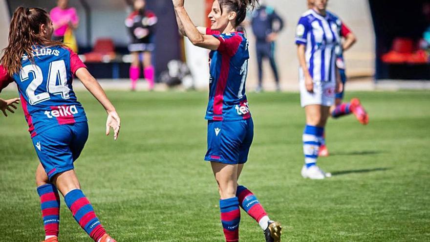 Esther, máxima goleadora de la Liga Iberdrola, celebra un gol. | LEVANTE UD